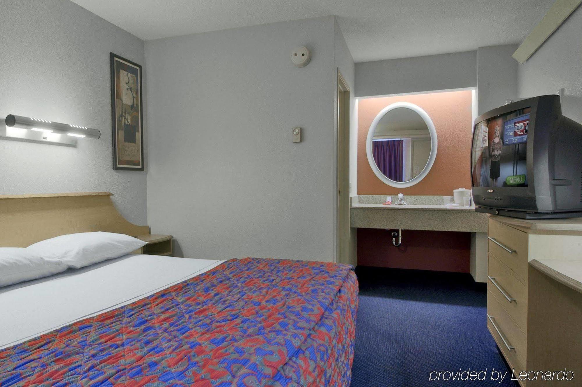 Hotel Super 8 By Wyndham Deerfield - Northbrook Habitación foto
